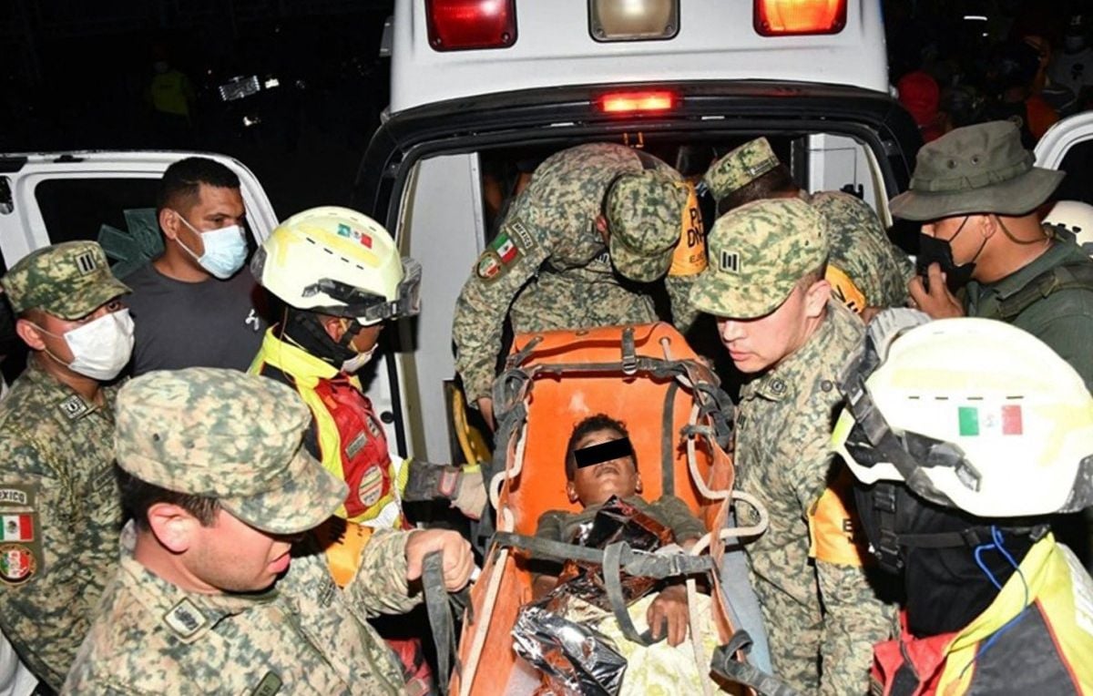 Cuatro días después del doble terremoto, un padre y su hijo salieron vivos de los escombros Cuatro días después del doble terremoto, un padre y su hijo salieron vivos de los escombros